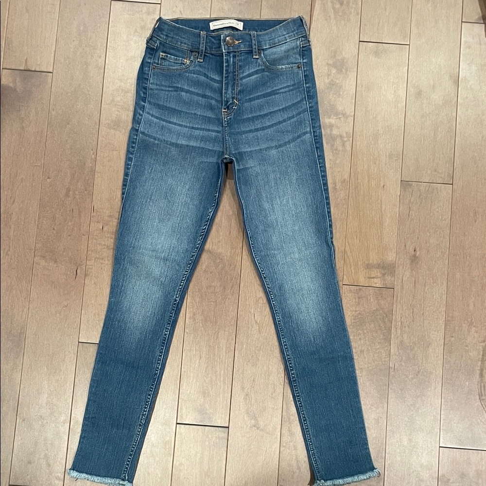 Abercrombie & Fitch Cropped Blue Jeans